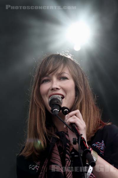 MINA TINDLE - 2012-07-20 - PARIS - Parvis de l'Hotel de Ville - 